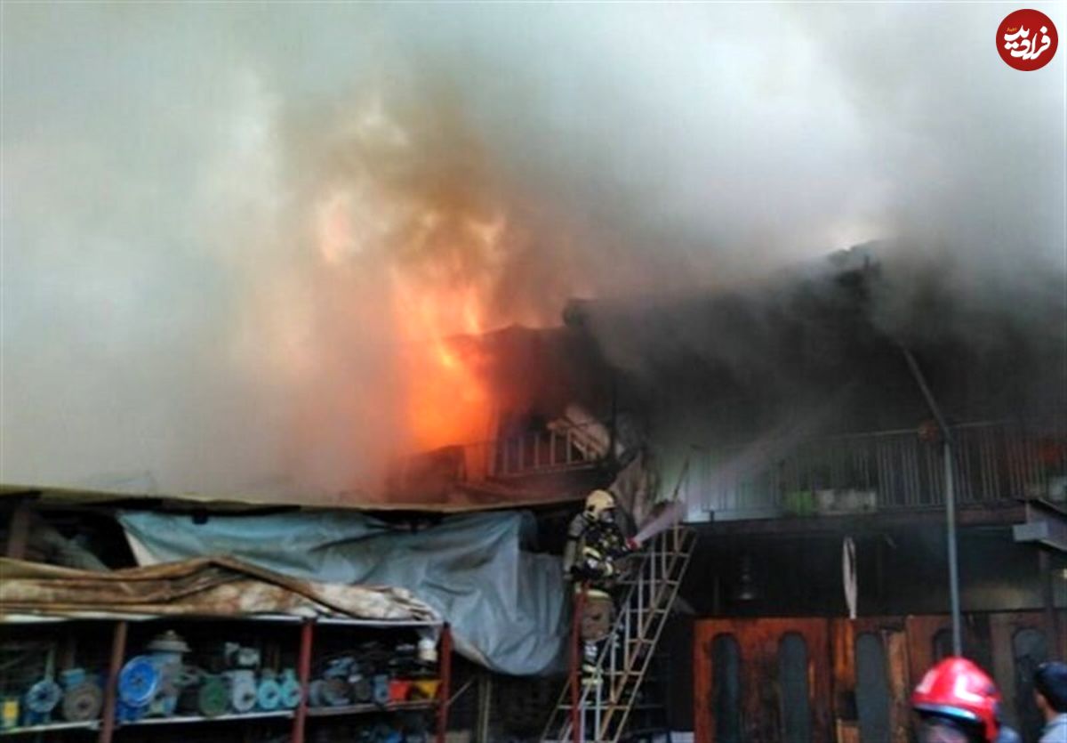 (ویدئو) آتش‌سوزی گسترده در بازارچه امین‌ نقده؛ کپسول گاز منفجر شد!