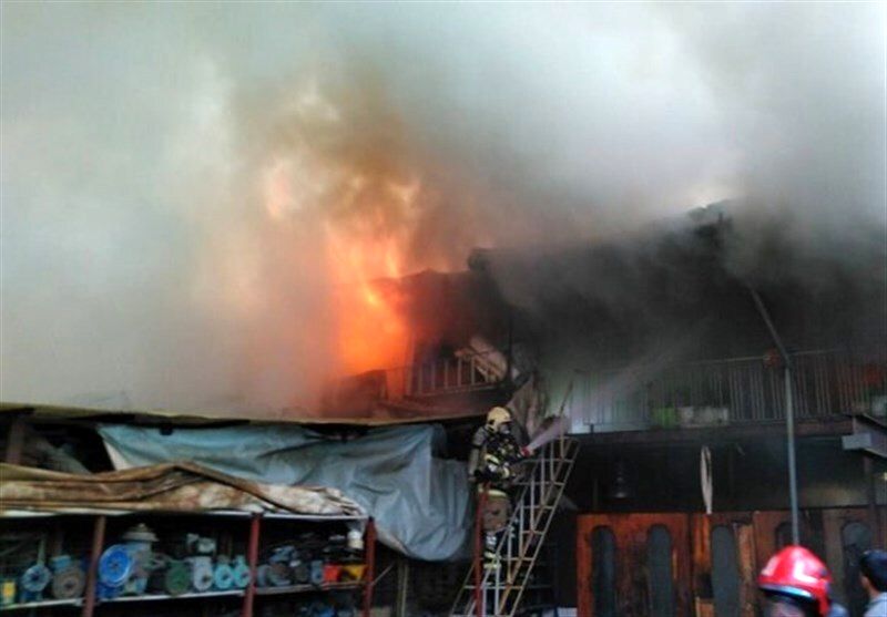 (ویدئو) آتش‌سوزی گسترده در بازارچه امین‌ نقده؛ کپسول گاز منفجر شد!
