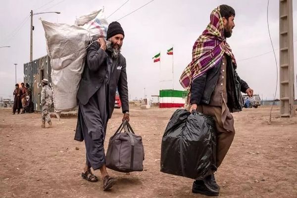 ببینید؛ ازدحام اتباع افغان در حال خروج از کشور 