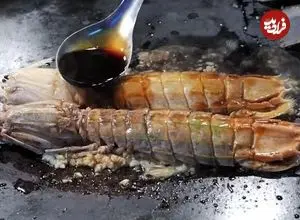 ببینید| غذای خیابانی در تایوان؛ پخت غذا با میگوی مانتیس در تایپه