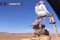 (ویدئو) تاب‌بازی یک اماراتی روی ماشین در حال حرکت در وسط جاده!