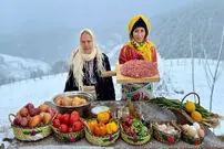 (ویدئو) غذای روستایی در گیلان؛ پخت کوفته با گوشت چرخ کرده در هوای برفی 