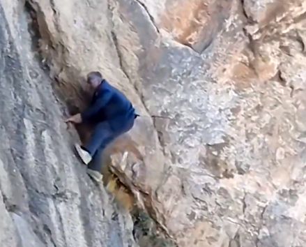 (ویدیو) این پیرمرد کرمانشاهی با دست خالی، صدها کوه صعب العبور را فتح کرده است!