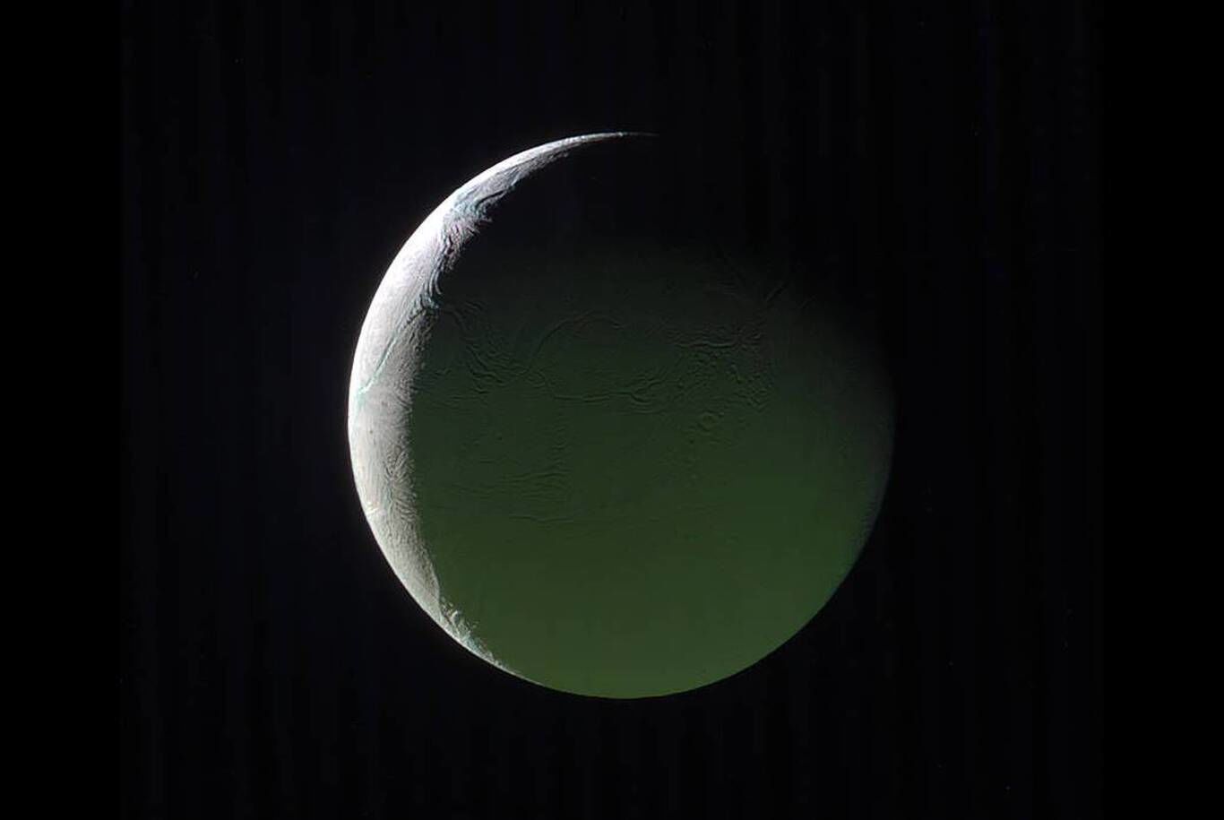 تصویر زیبای روز ناسا: انسلادوس اسرارآمیز در معرض زحل‌تاب