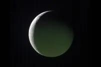 تصویر زیبای روز ناسا: انسلادوس اسرارآمیز در معرض زحل‌تاب