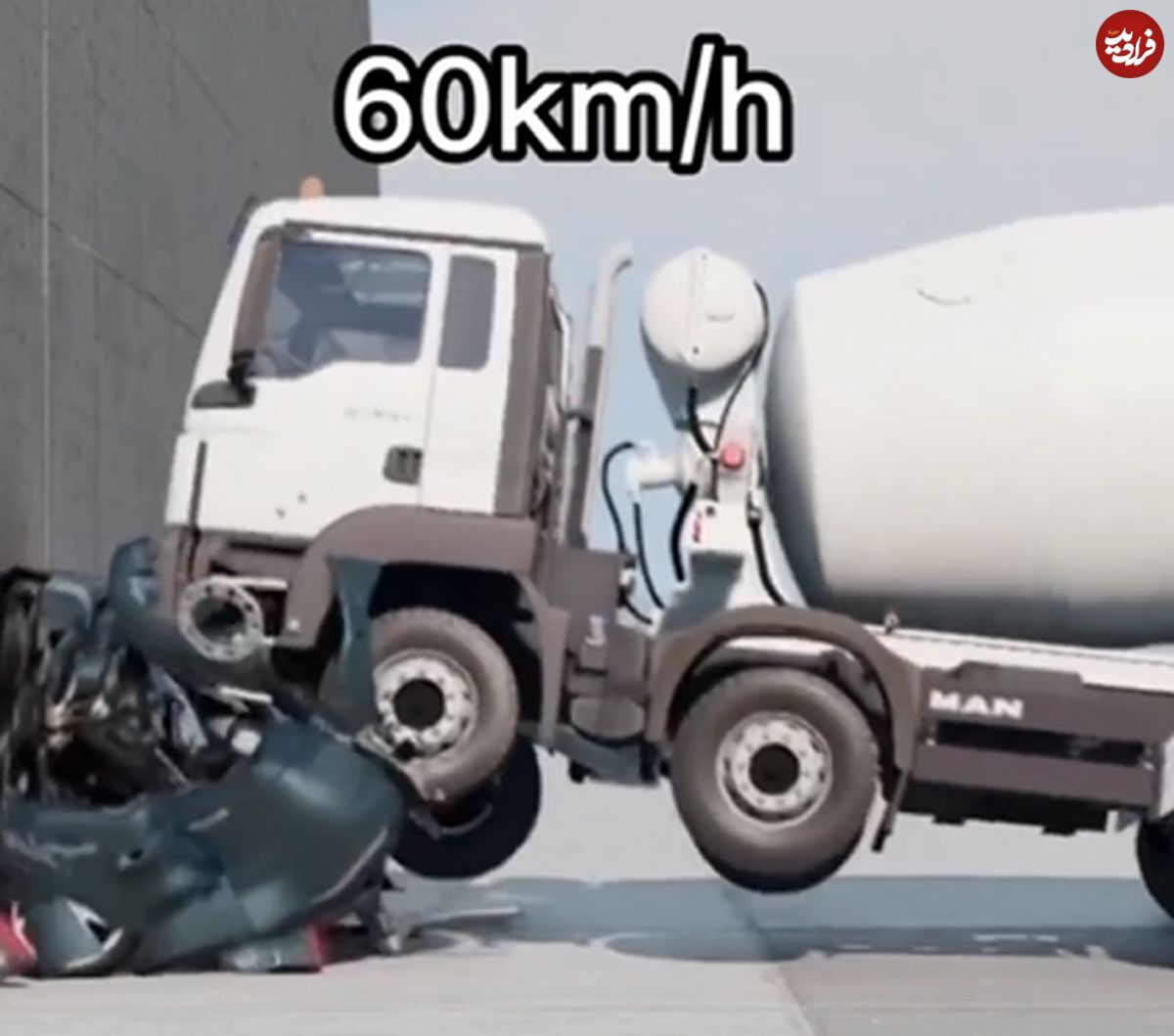 (ویدئو) لحظه تکان‌دهنده له شدن یک خودرو در تصادف با یک کامیون سنگین