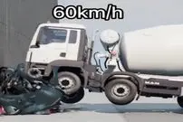 (ویدئو) لحظه تکان‌دهنده له شدن یک خودرو در تصادف با یک کامیون سنگین