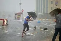 (ویدئو) طوفان شدید عابرپیاده را به پرواز درآورد!