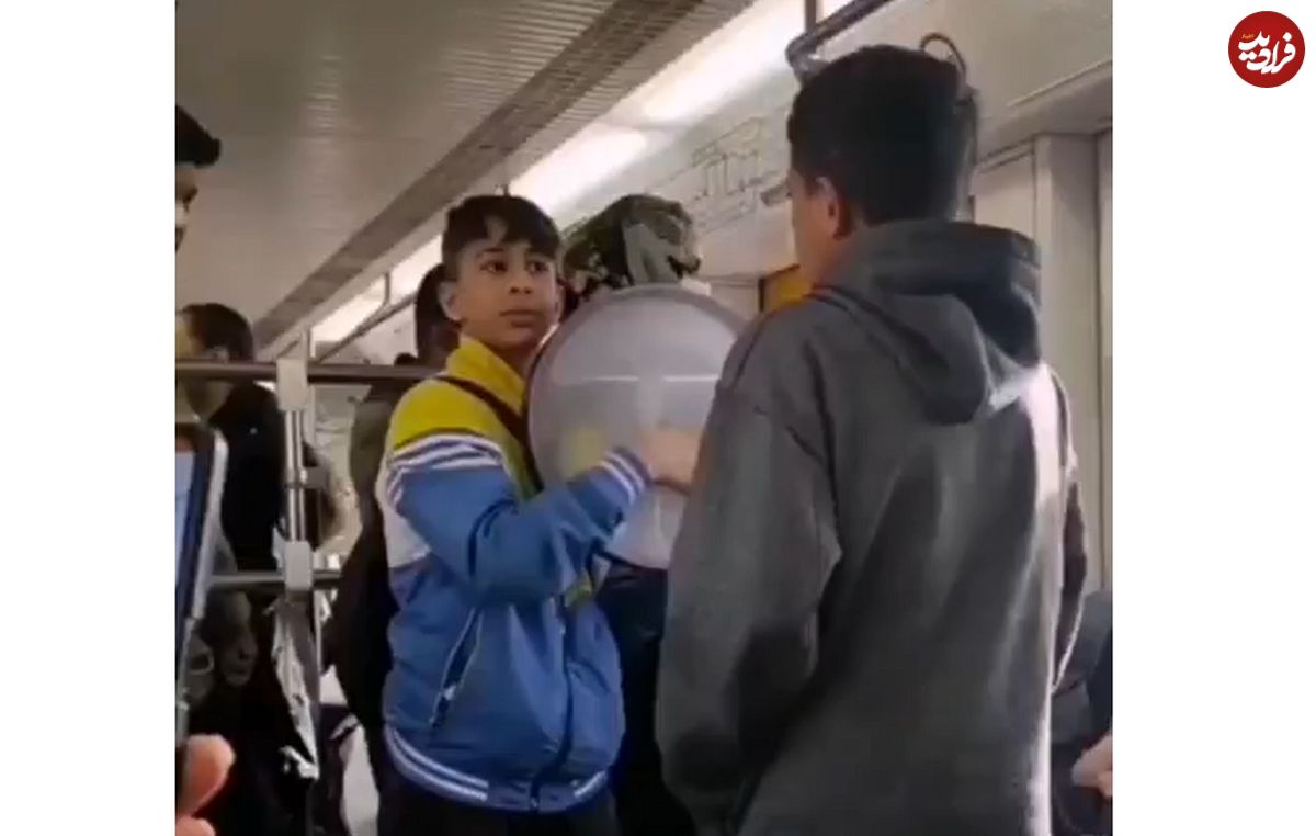 (ویدئو) خوانندگی دو نوجوان در مترو غوغا کرد!