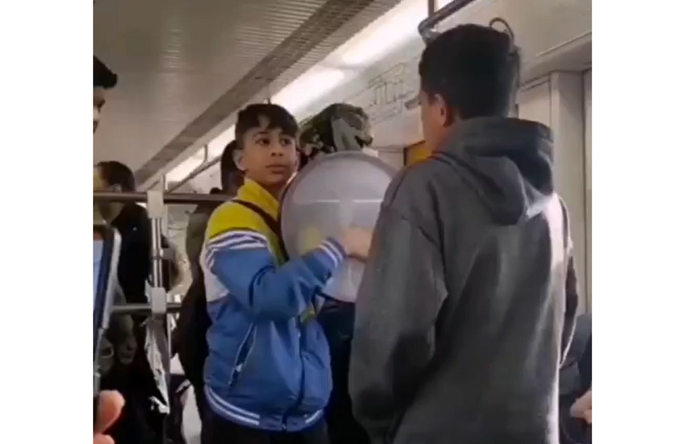 (ویدئو) خوانندگی دو نوجوان در مترو غوغا کرد!