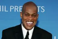 خواننده مشهور اپرا با ضربات چاقو در خانه‌اش کشته شد؛ پسر ۳۱ ساله‌اش بازداشت شد