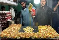 ببینید| غذای خیابانی در پاکستان؛ پخت دوبل برگر با تخم مرغ در کراچی 