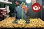 ببینید| غذای خیابانی در پاکستان؛ پخت دوبل برگر با تخم مرغ در کراچی 