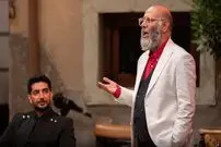 ( ویدیو)  آوازخوانی جالب محمد بحرانی به زبان انگلیسی در میان نگاه‌های معنادار سام درخشانی