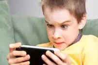 نگاه کردن به صفحه گوشی و تبلت چه عوارضی برای کودکان دارد؟