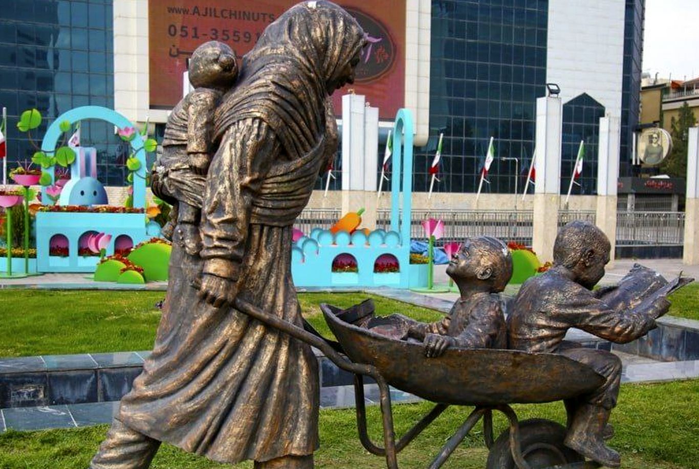 مجسمه عجیب شهرداری مشهد برای نوروز ۱۴۰۲