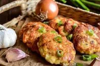 با سینه مرغ این کوکو ساده و خوشمزه را درست کنید!