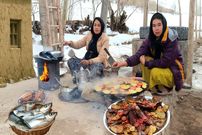 ببینید؛ غذای روستایی در افغانستان؛ پخت ماهی با سیب زمینی و گوجه در هوای برفی 
