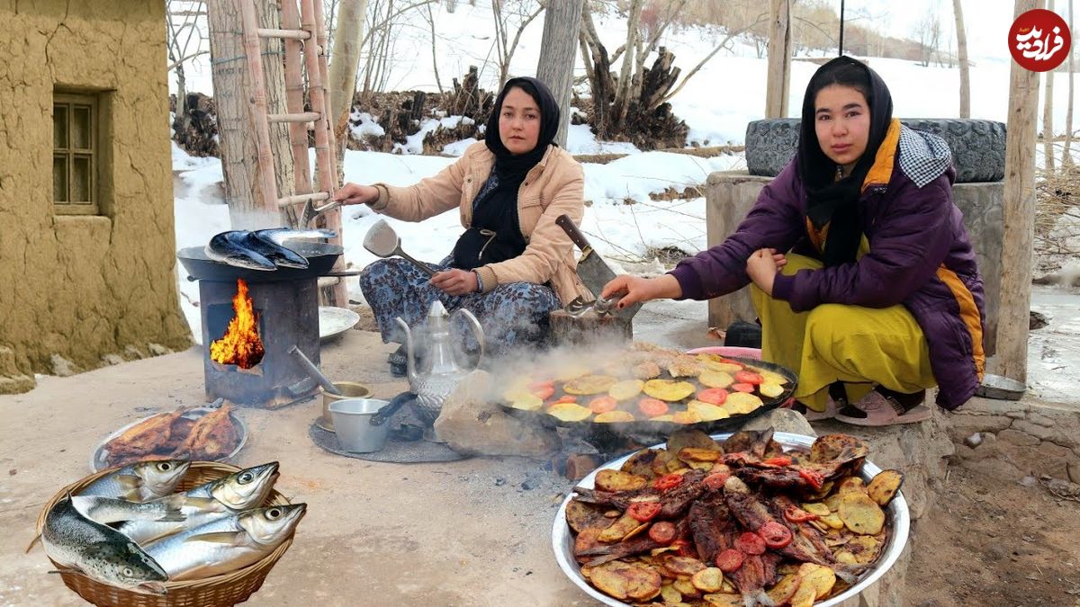 ببینید؛ غذای روستایی در افغانستان؛ پخت ماهی با سیب زمینی و گوجه در هوای برفی 