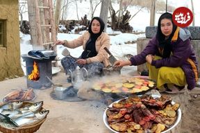 ببینید؛ غذای روستایی در افغانستان؛ پخت ماهی با سیب زمینی و گوجه در هوای برفی 