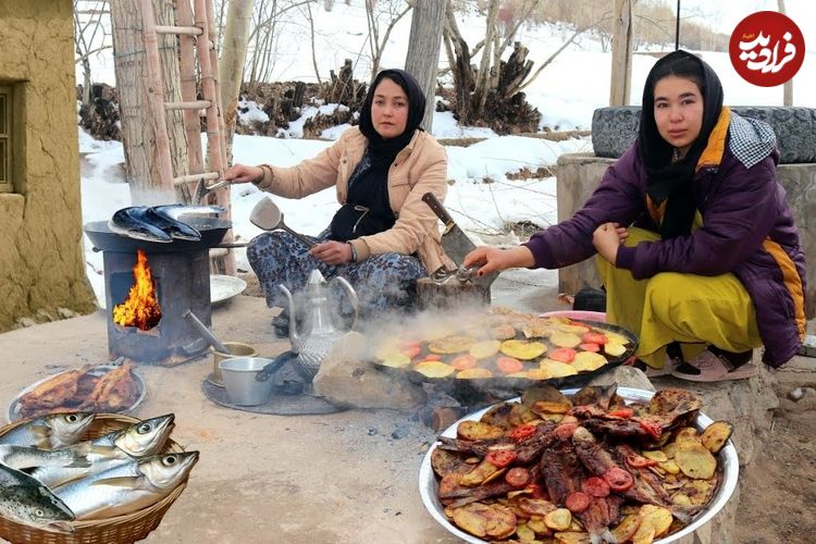 ببینید؛ غذای روستایی در افغانستان؛ پخت ماهی با سیب زمینی و گوجه در هوای برفی 