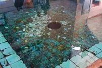 (ویدئو) حرکت جنجالی گردشگران در کاشان؛ انداختن عابر بانک در حوض برای رسیدن به آرزو!