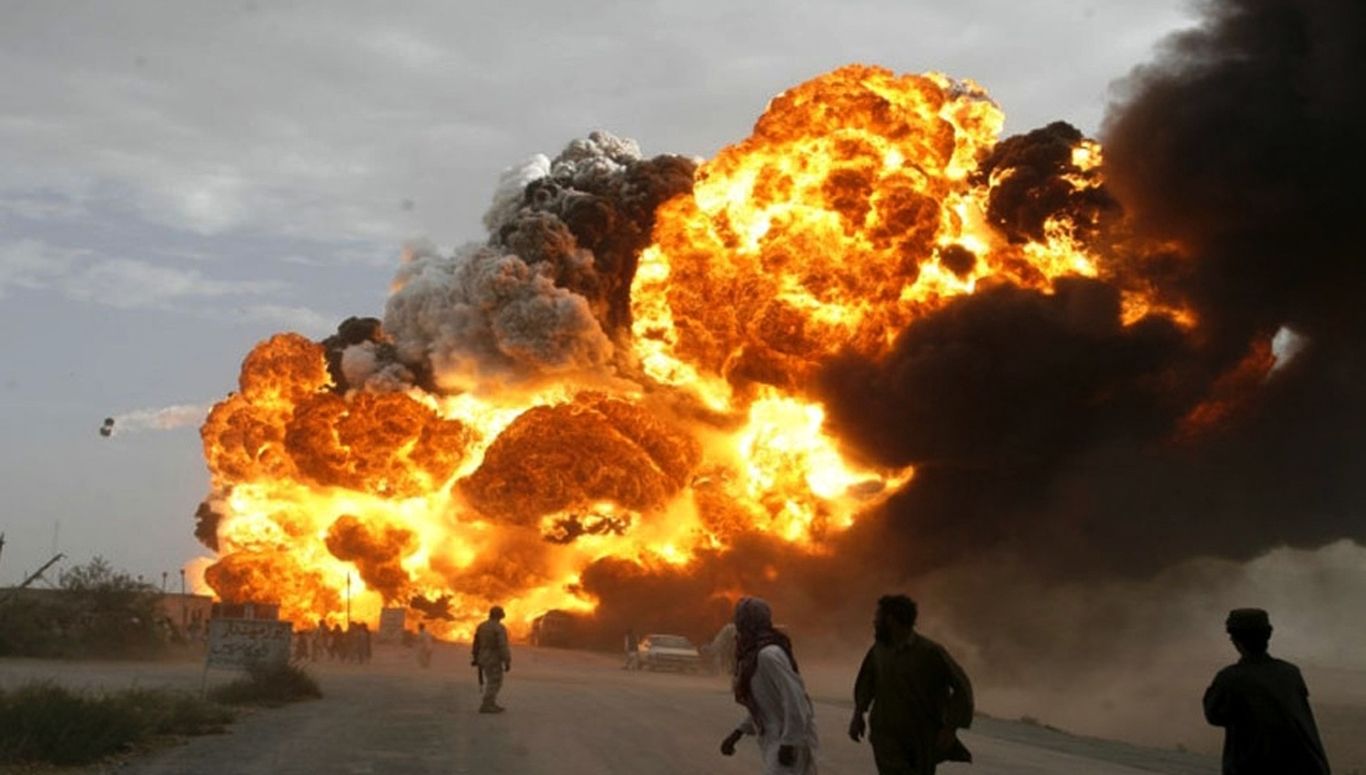 (ویدئو) انفجار هولناک تانکرِ بنزین در تونل استراتژیک افغانستان