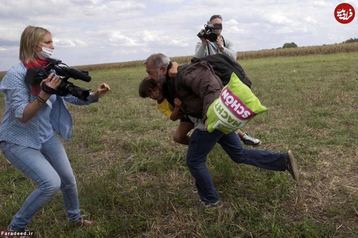 (تصاویر) لگد جنجالی خبرنگار به پدر و پسر پناهجو