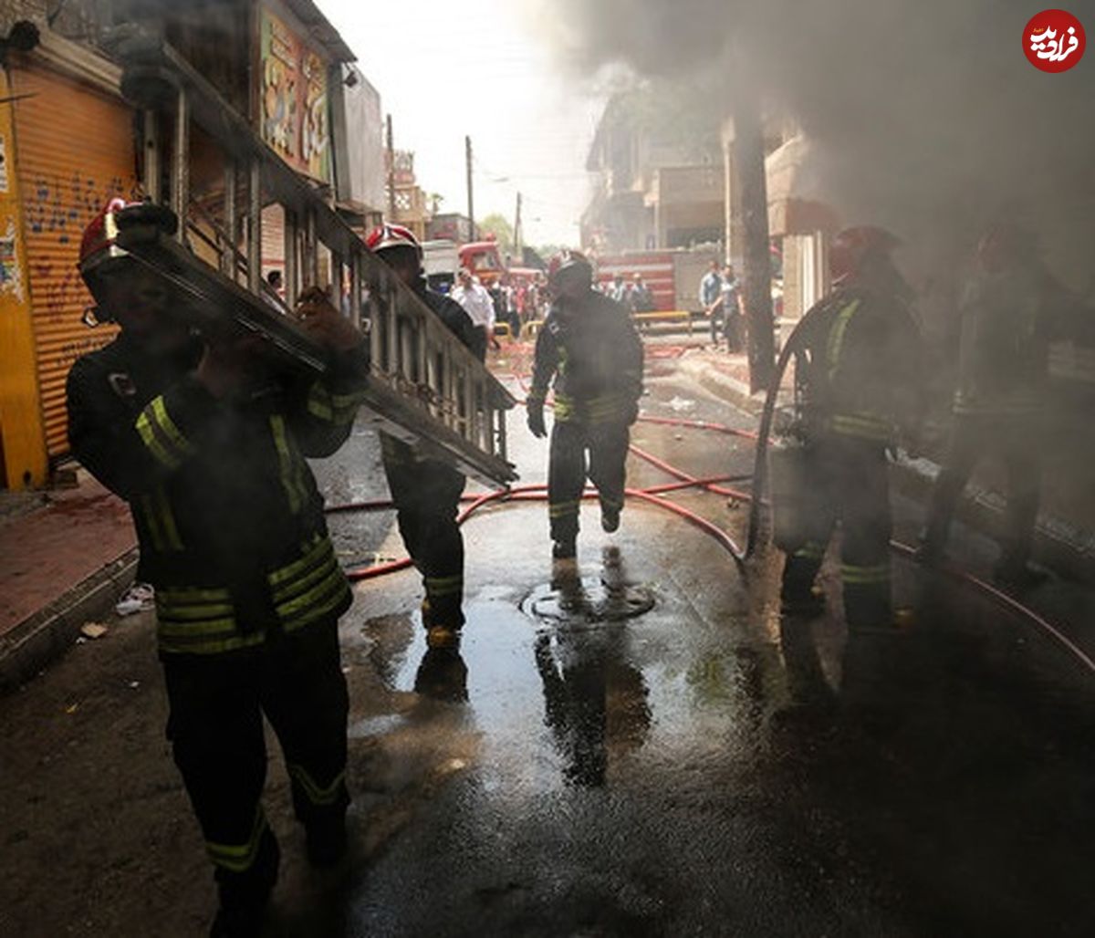 نجات ۲۰ نفر از ساکنان مجتمع مسکونی از میان دود و آتش