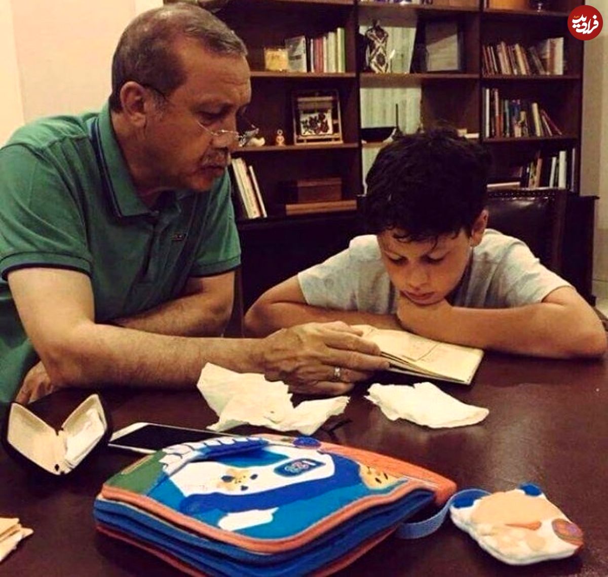 عکس/ اردوغان در حال آموزش قرآن به نوه‌اش