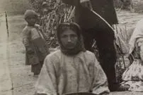 (عکس) سفر به عصر قاجار؛ زن‌هایی که کار می‌کنند و مردهایی که تماشا می‌کنند، 130 سال قبل