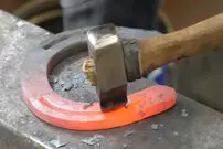(ویدئو) روش دیدنی استادان ژاپنی برای ساخت نعل اسب مسابقه ای