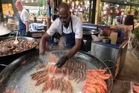 ببینید| غذای خیابانی در انگلیس؛ میگو و شاه میگوی سرخ شده در لندن