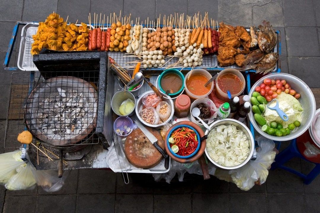 (ویدیو) مهارت جالب آشپز هندی در آماده کردن یک غذای محلی در روغن داغ