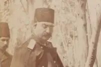 عکس| سفر زمان؛ «ناصرالدین شاه» در حال ناهار خوردن و گوش دادن به گزارش مقامات