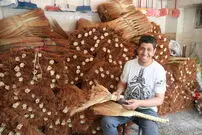 (تصاویر) اینجا روستای جاروبافان است؛ سوغاتی، جاروی چوبی نوستالژیک