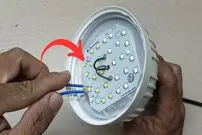 (ویدئو) لامپ های LED بزرگ را به شیوه آسان و سریع این برقکار هندی تعمیر کنید