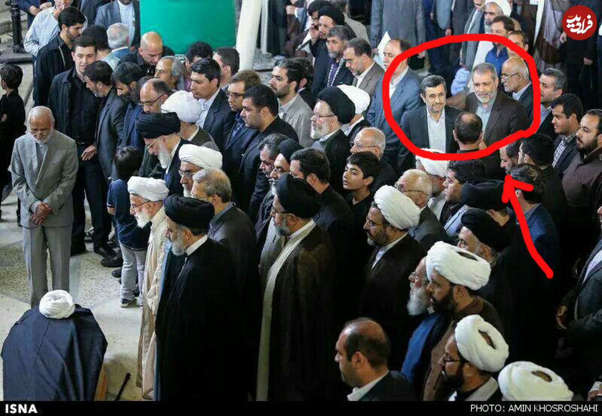 عکس یادگاری احمدی‌نژاد در مراسم تشییع!