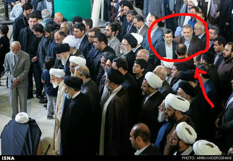 عکس یادگاری احمدی‌نژاد در مراسم تشییع!