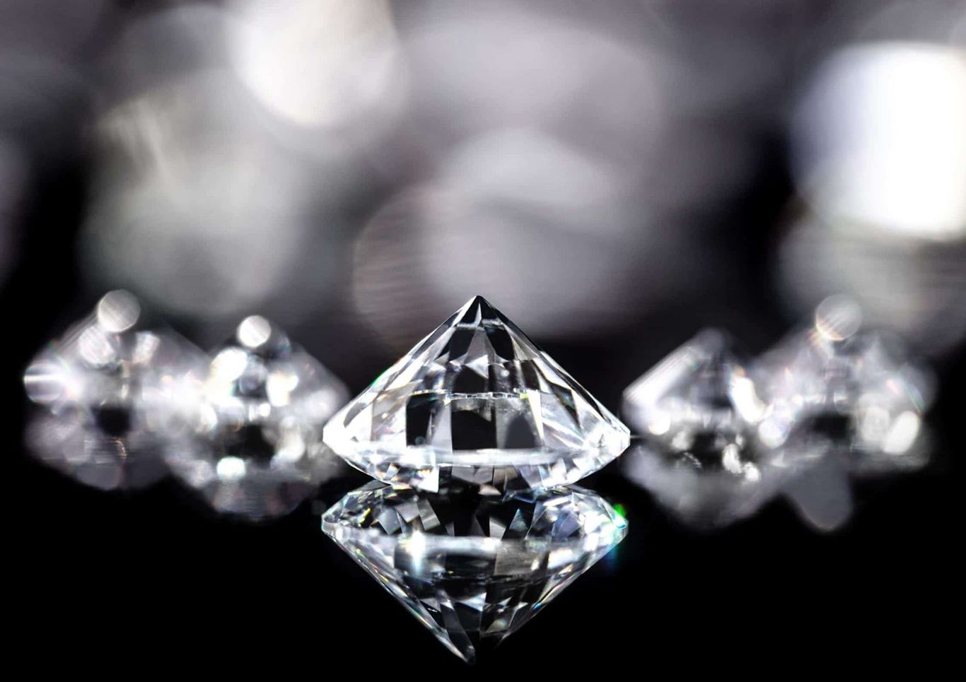 (ویدئو) لحظه سرقت الماس ۵۰۰ هزار دلاری وسط خیابان!