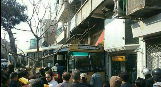تصاویر/ انحراف اتوبوس شهری به پیاده‌رو در تهران