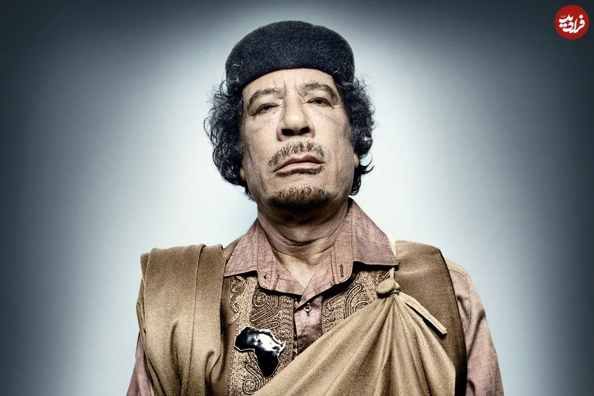 عکس| سفر در زمان؛ «معمر قذافی» در حال مصاحبه با خبرنگاران در پاریس؛ سال 1352