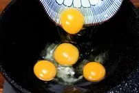 ببینید| طرز تهیه یک املت متفاوت با فلفل دلمه ای و پیازچه به روش چینی ها