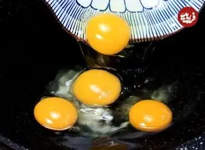 ببینید| طرز تهیه یک املت متفاوت با فلفل دلمه ای و پیازچه به روش چینی ها