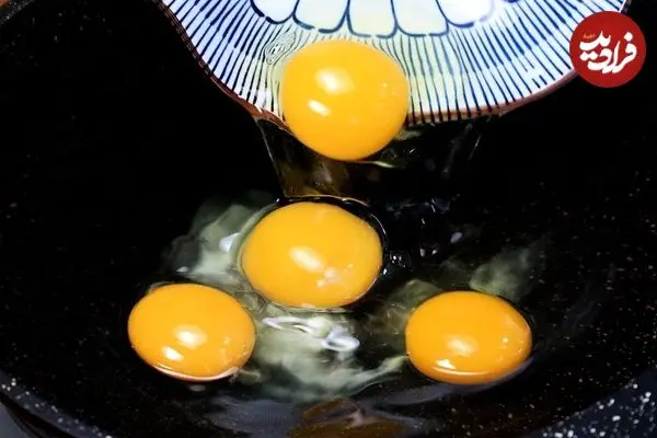 ببینید| طرز تهیه یک املت متفاوت با فلفل دلمه ای و پیازچه به روش چینی ها