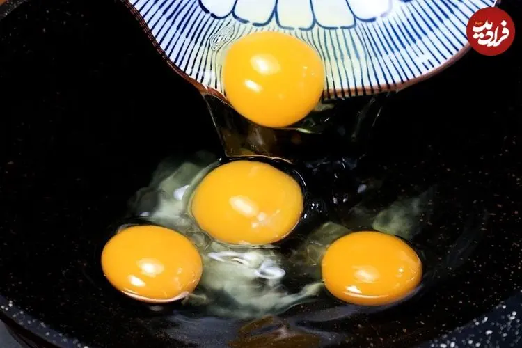 ببینید| طرز تهیه یک املت متفاوت با فلفل دلمه ای و پیازچه به روش چینی ها