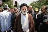 عکس؛ سفر به تاریخ؛ «سید مصطفی خامنه‌ای» در حال احوالپرسی با «سردار سلیمانی» در یک مراسم؛ سال 96