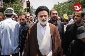 عکس؛ سفر به تاریخ؛ «سید مصطفی خامنه‌ای» در حال احوالپرسی با «سردار سلیمانی» در یک مراسم؛ سال 96