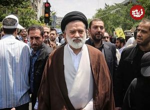 عکس؛ سفر به تاریخ؛ «سید مصطفی خامنه‌ای» در حال احوالپرسی با «سردار سلیمانی» در یک مراسم؛ سال 96