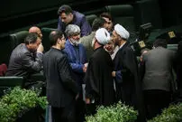 تصاویر/ مطهری در حال خواندن کیهان